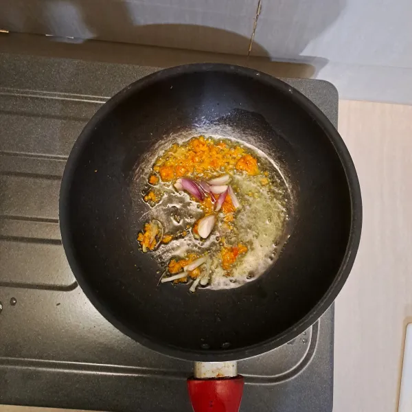 Lalu campurkan bumbu yang sudah dihaluskan.