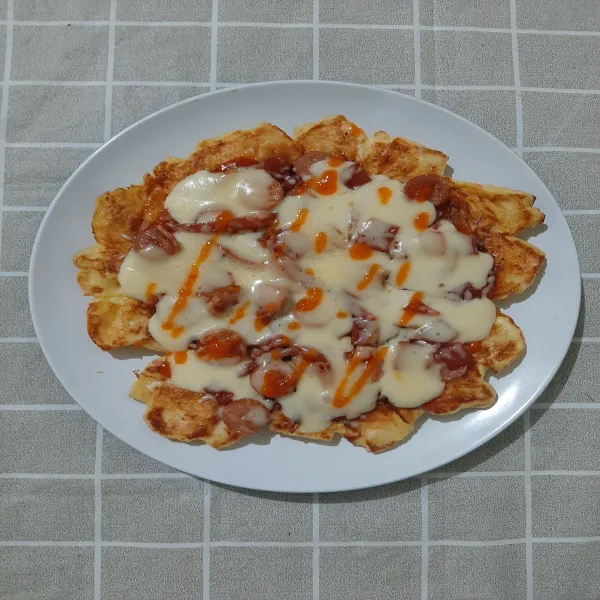 Pizza Roti Tawar Teflon siap disajikan bersama saus sambal dan mayonaise (sesuai selera)