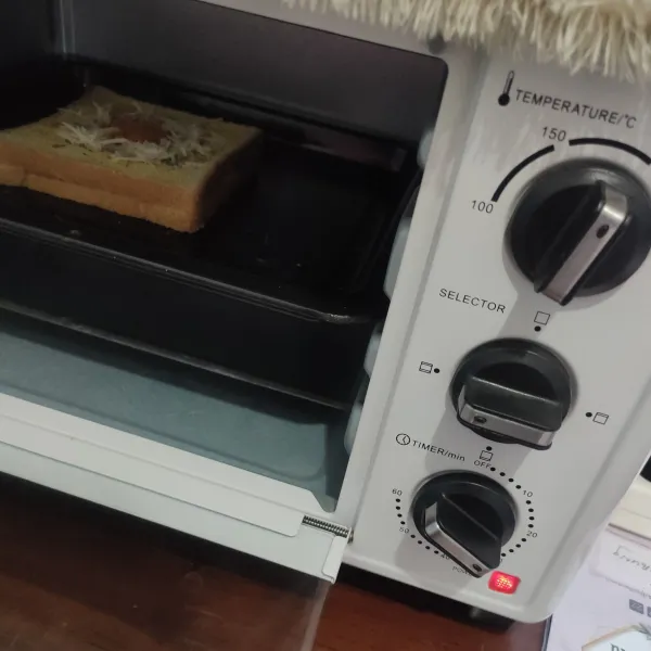 Oven selama 15 menit dengan suhu 10° api atas bawah atau hingga telur matang.