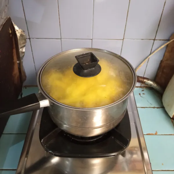 Panaskan panci kukusan, kukus selama 25-30 menit atau sampai matang. Angkat dan sajikan bersama pelengkapnya.