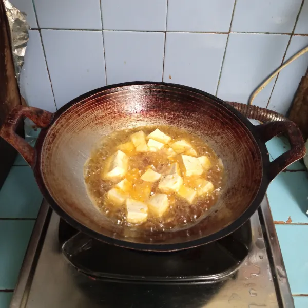 Goreng tahu sampai matang, angkat dan tiriskan. Sisihkan.