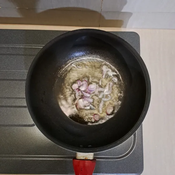 Lalu tumis 3 siung bawang merah.