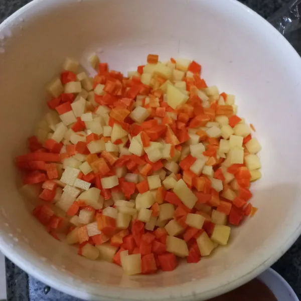 Potong dadu kecil wortel dan kentang lalu rebus hingga setengah matang, tiriskan.