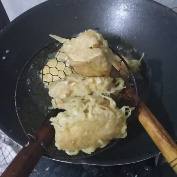 Goreng dalam minyak panas hingga kering. Angkat dan tiriskan.