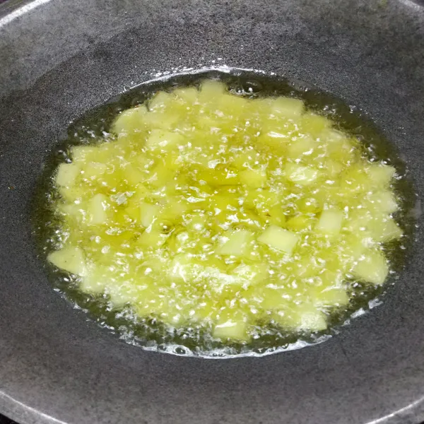 Siap kan wajan, lalu panaskan minyak goreng secukupnya, setelah panas masukkan kentang lalu masak hingga kentang matang. Setelah matang angkat dan tiriskan.