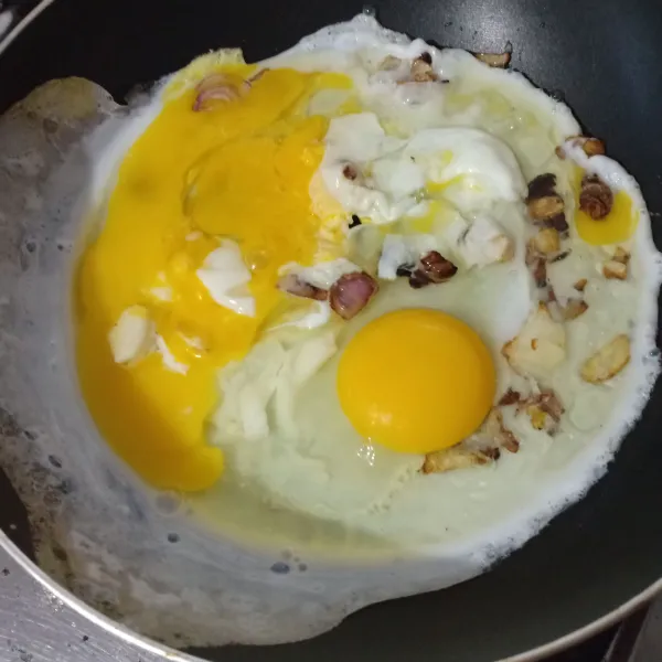 Masukkan telur, goreng orak-arik.