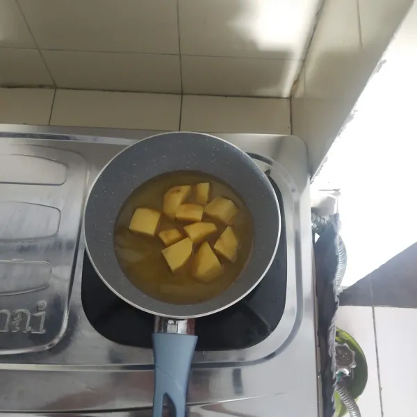 Goreng kentang dalam minyak panas lalu sisihkan.