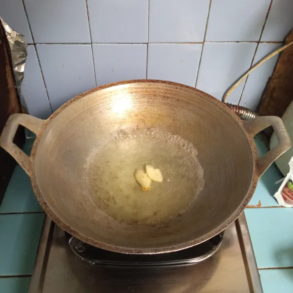 Didihkan air, lalu masukkan masukkan bawang putih.
