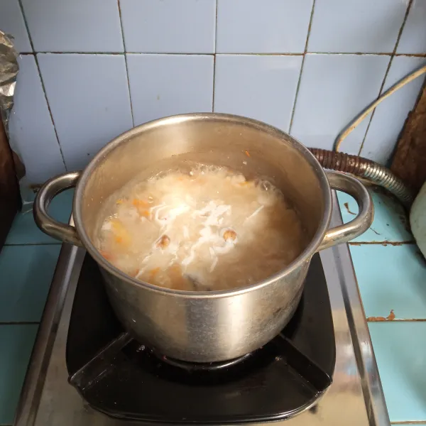 Tuang santan, aduk rata, masak hingga bubur meletup-letup, koreksi rasanya. Siap disajikan dengan pelengkapnya.