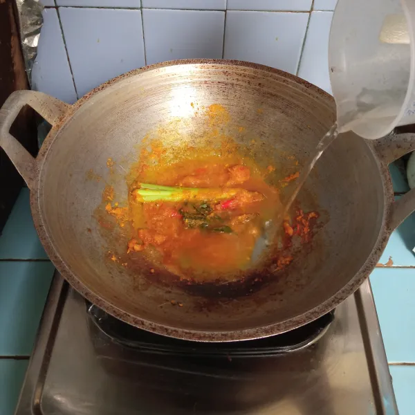 Tuang air, masak hingga mendidih.