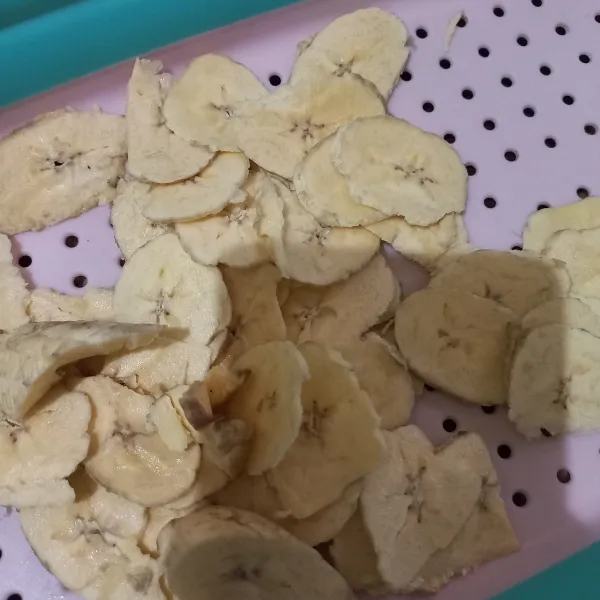 Serut pisang dengan ketebalan sekitar 0,5 cm, sisihkan.