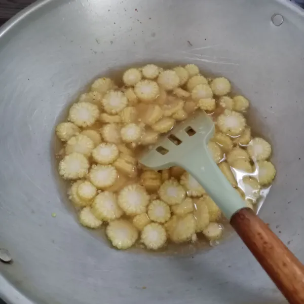 Masukkan putren, beri secukupnya air. Masak sampai putren empuk.