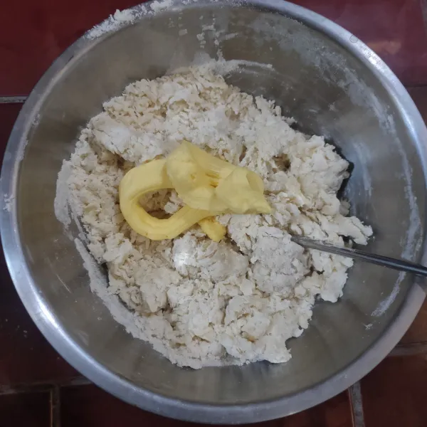 Kemudian masukkan margarin dan uleni hingga tercampur rata, lalu bulatkan.
