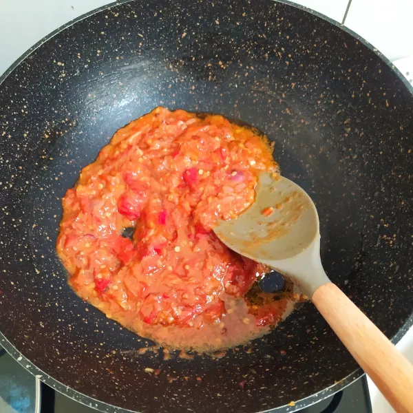 Goreng kembali sambel hingga tanak, tunggu dingin lalu masukan ke wadah kedap dan simpan di kulkas sebagai stok sambal dirumah.