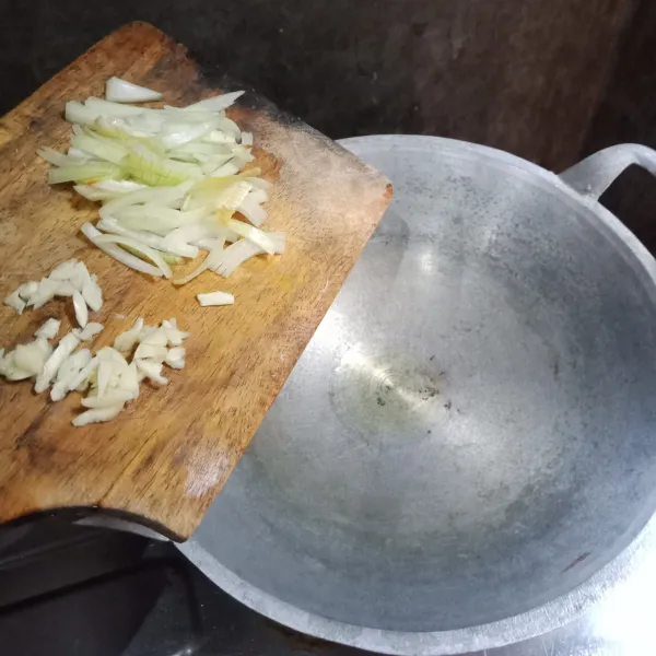 Panaskan minyak dalam wajan, kemudian tumis bawang putih dan bombay sampai harum.