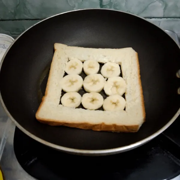 Tata pisang di tengah roti.