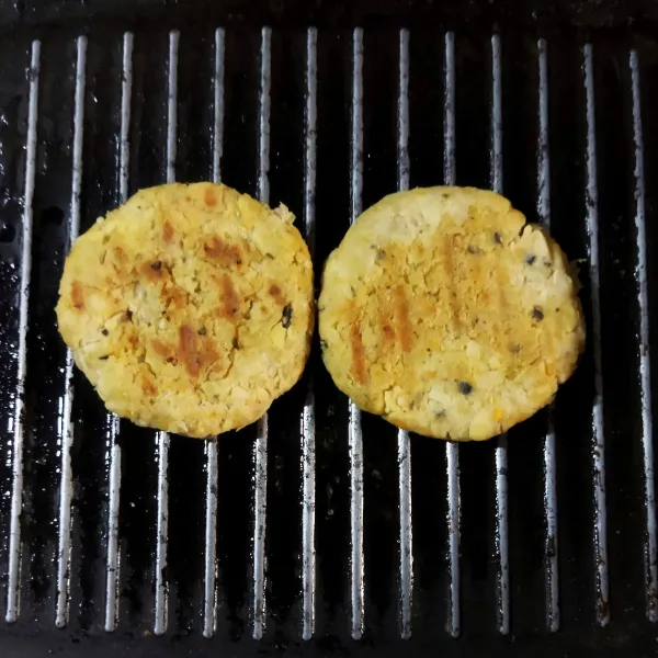Lelehkan mentega di grill pan, masak patty dengan api kecil. Balikkan patty setelah berubah warna.