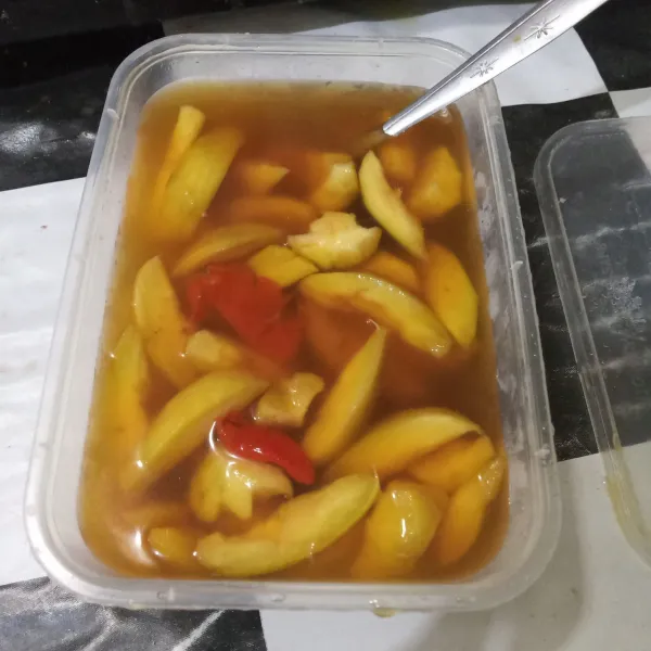 Setelah dingin disuhu ruang. Masukkan kedalam wadah kedap udara. Simpan dikulkas minimal 3 jam.