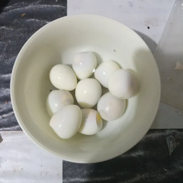Rebus telur puyuh, kemudian kupas.