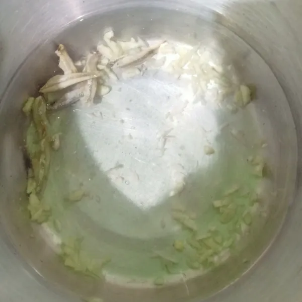 Dalam panci masukkan air, ikan teri dan bawang putih cincang, rebus hingga mendidih. Setelah mendidih ikan teri bisa ditiriskan atau dibiarkan begitu saja.