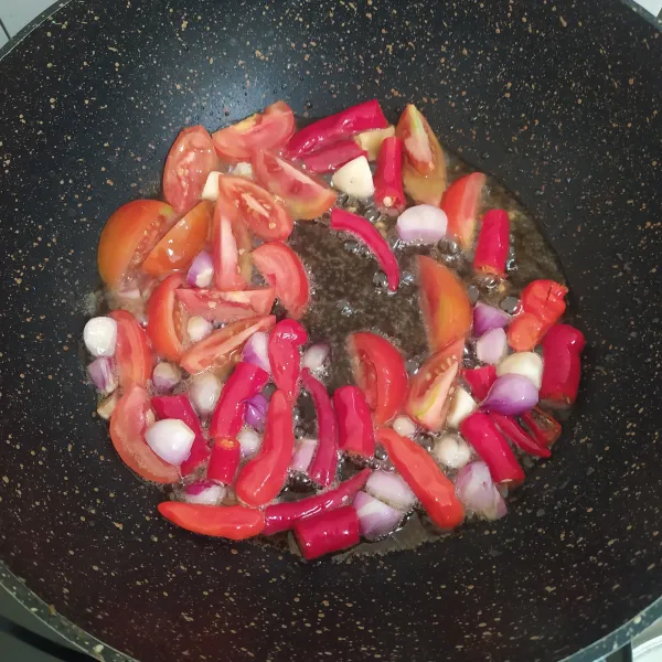 Panaskan minyak, lalu goreng cabe,tomat, bawang merah dan bawang putih hingga layu.