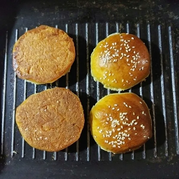 Siapkan roti burger yang sudah dipanggang, kemudian olesi dengan saus cheetos, lalu beri selada.