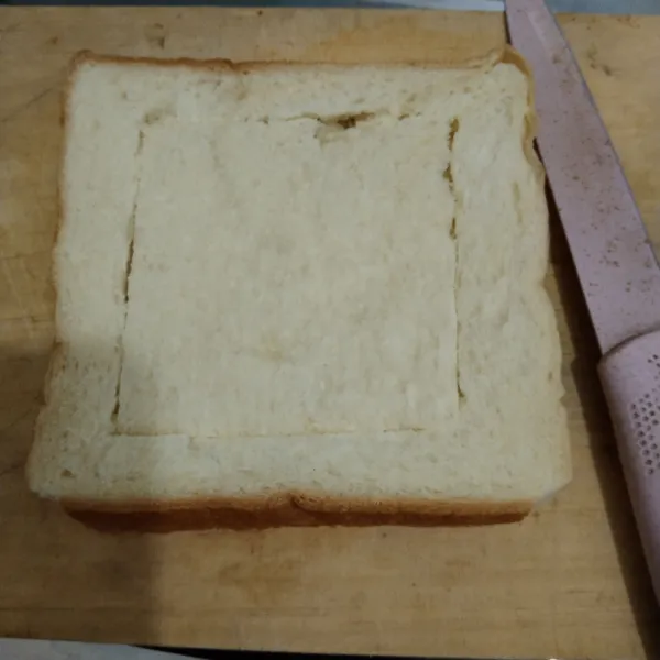 Potong roti pada bagian tengahnya.