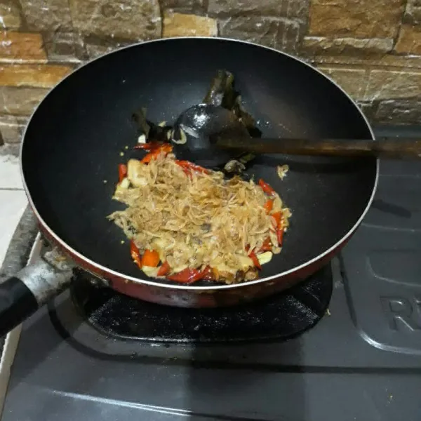 Tumis bawang merah.bawang putih.cabai hingga harum lalu masukkan rebon.tumis sebentar.