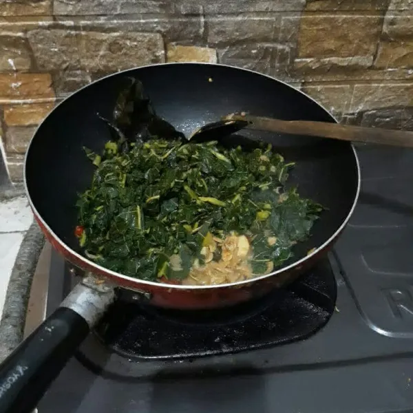 Masukkan daun pepaya lalu bumbui dengan garam.penyedap rasa.gula pasir dan beri sedikit air.aduk rata.masak hingga matang.Angkat dan sajikan.