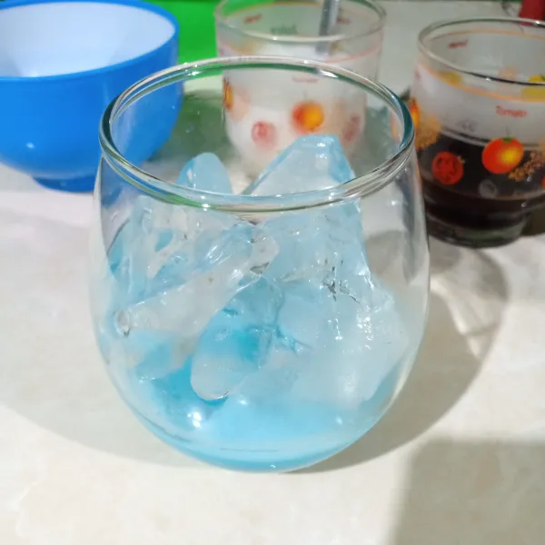 Dalam gelas masukkan larutan minuman bubble gum.