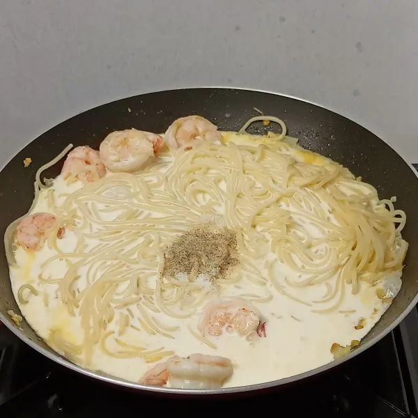 Masukkan cooking cream, pasta, bumbui.
