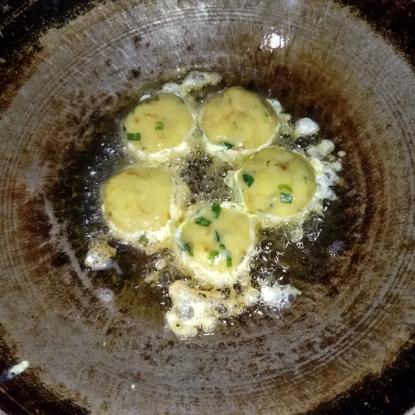 Lalu goreng perkedel hingga matang, kemudian angkat dan sajikan.