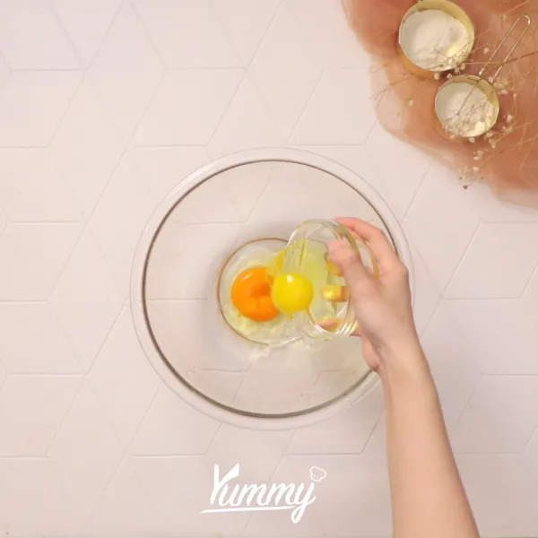 Masukkan telur, sp, gula, dan vanili ke dalam wadah, kemudian mixer dengan kecepatan tinggi hingga mengembang dan adonan kaku.
