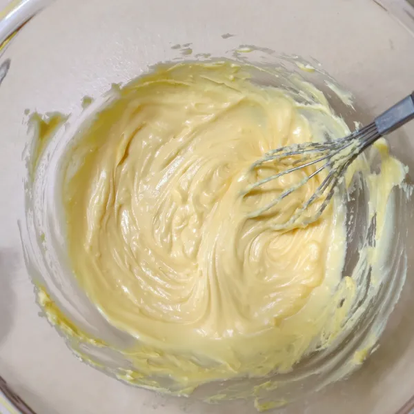 Dalam wadah campur margarin, gula halus, telur lalu aduk rata.