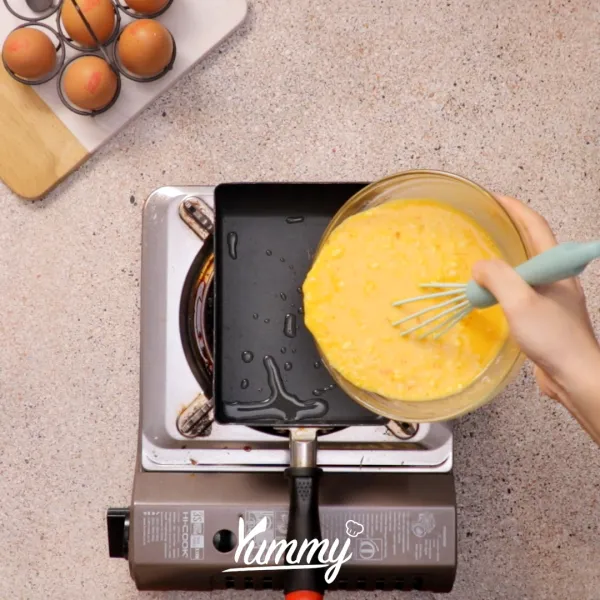 Panaskan panci anti lengket, masak telur dengan api kecil hingga matang sempurna.