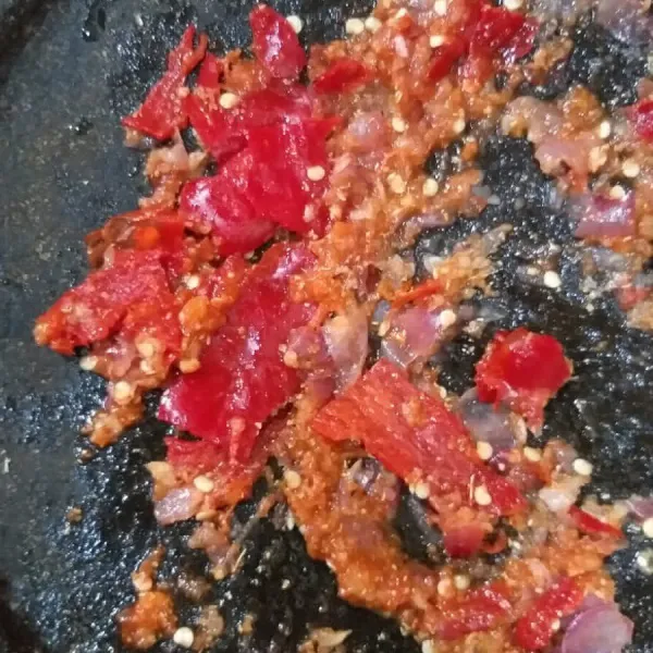 Goreng bahan sambal kemudian haluskan, tambahkan gula, garam, kaldu bubuk, aduk rata, koreksi rasa.