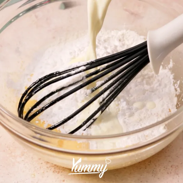 Tambahkan tepung terigu, tepung tapioka, tepung beras, garam, vanili, dan susu cair. Lalu aduk perlahan hingga rata dan tidak ada tepung yang menggumpal.