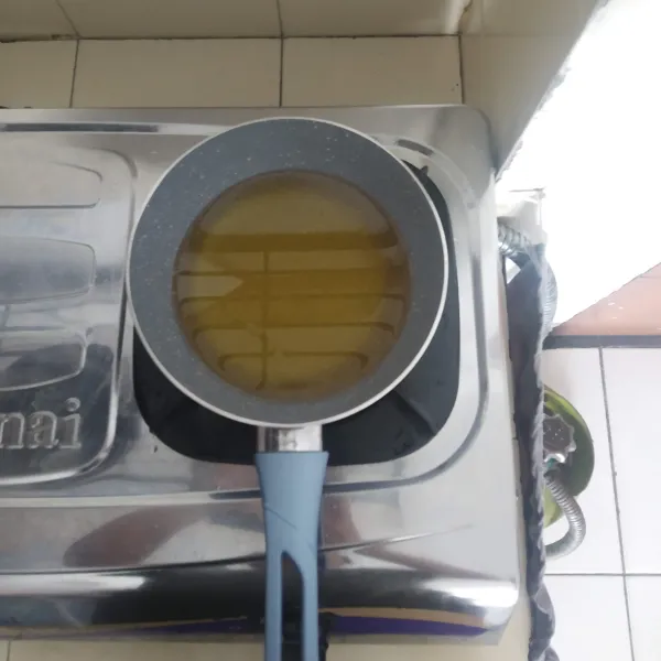 Panaskan minyak goreng.
