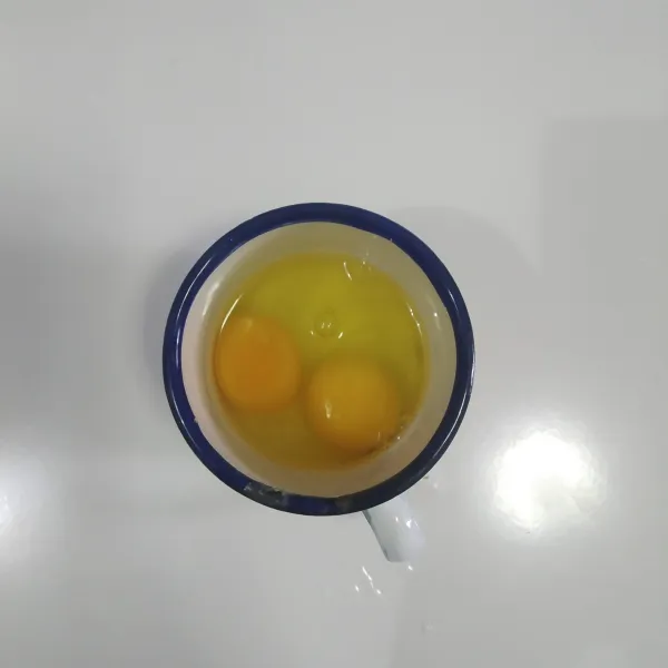 Pecahan telur ayam.