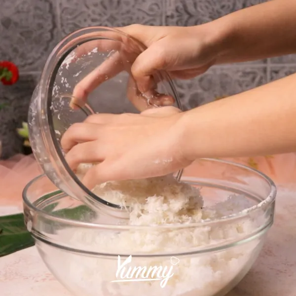 Masukkan tepung ketan putih, tepung beras putih, kelapa parut, dan garam ke dalam wadah. Tuang santan kental yang telah dihangatkan perlahan-lahan sambil diuleni hingga tercampur sampai rata dan kalis.