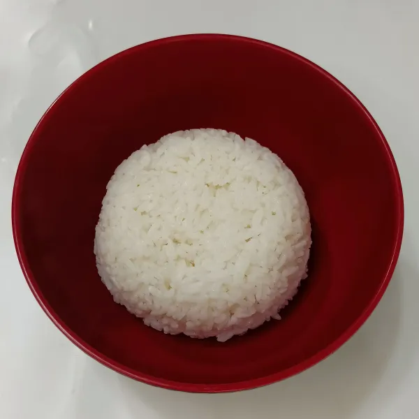 Masukkan nasi dalam mangkok.