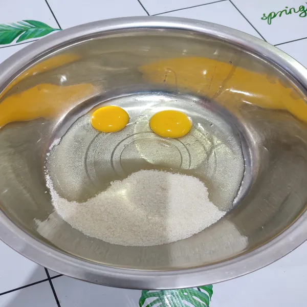 Mixer telur, gula dan SP hingga mengembang.