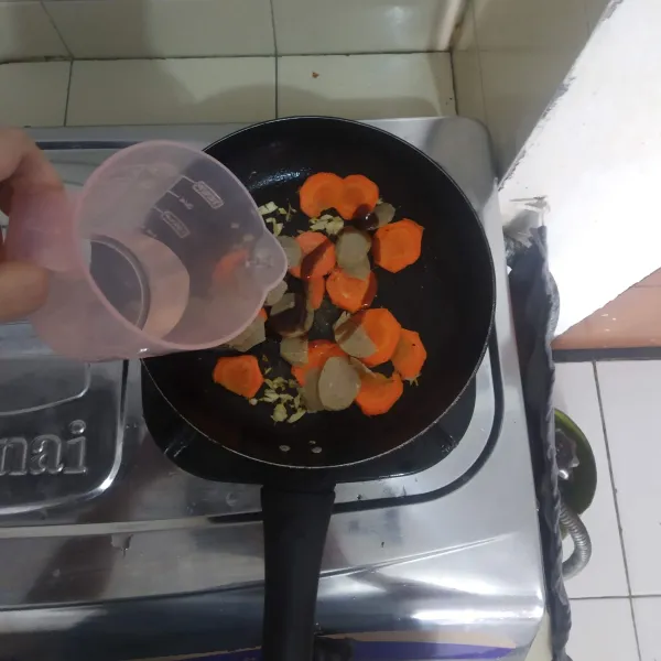 Tambahkan sedikit air lalu aduk rata masak sampai matang.