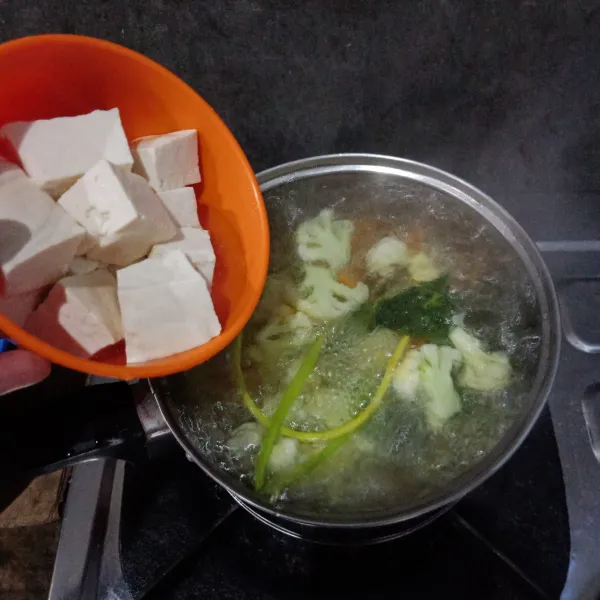 Siapkan panci, lalu masak air sampai mendidih kemudian masukan kol, wortel, tahu, dan seledri.