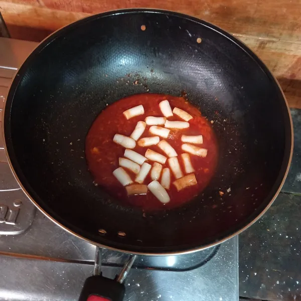 Masukkan tteok yang telah dipotong, masak sampai bumbu saus tercampur rata.