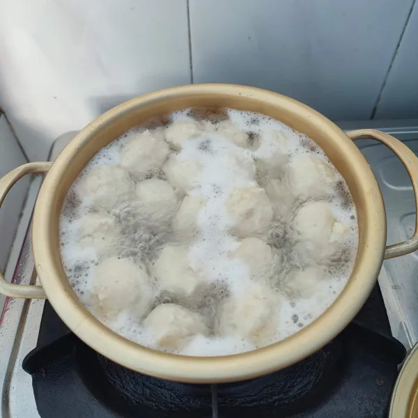 Kemudian besarkan api, angkat bakso ayam ketika sudah mengapung. Tiriskan, bakso ayam siap diolah jadi menu favorit.