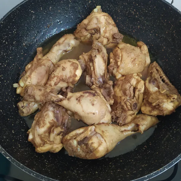 Setelah ayam empuk, ambil ayam lalu sisihkan air kaldunya untuk membuat kremesan.