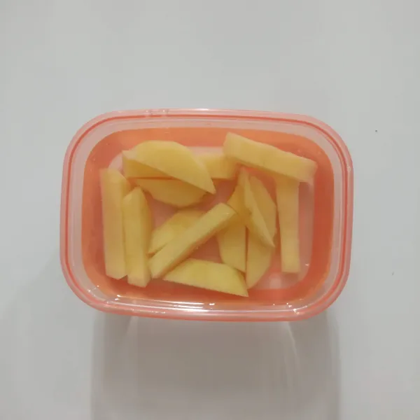 Kupas kentang lalu potong memanjang, rendam dengan air dan baking powder selama 20 menit.