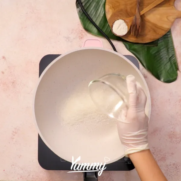 Buat pelapis gula dengan cara mencampurkan gula pasir dan air bersih ke dalam wajan. Masak hingga gula larut dan berbuih.