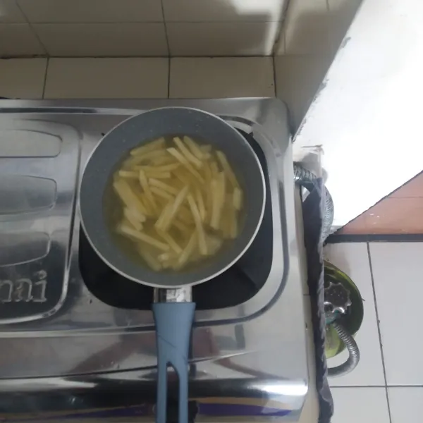 Masukkan kentang dan goreng dengan api sedang masak sampai matang, kemudian sajikan.